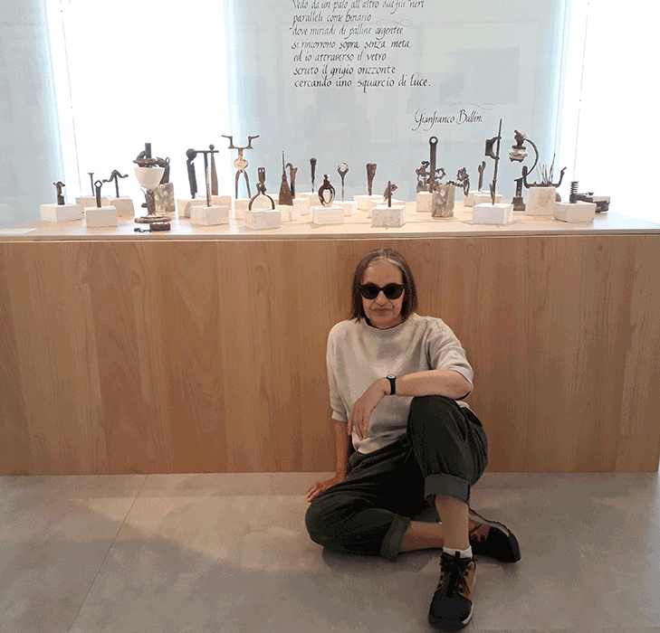 Susanne Besch vor einer Vitrine mit Arbeiten aus Gips und Eisen